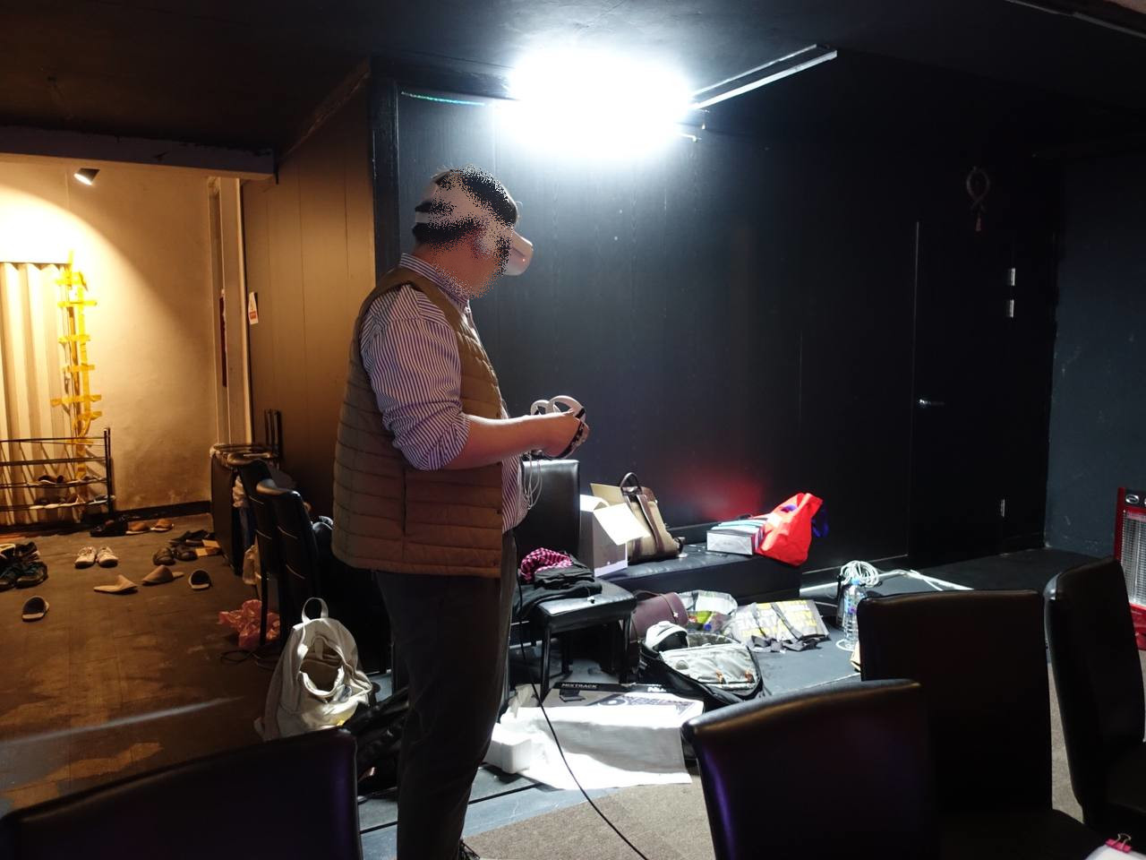 VR 게임을 즐기는 중